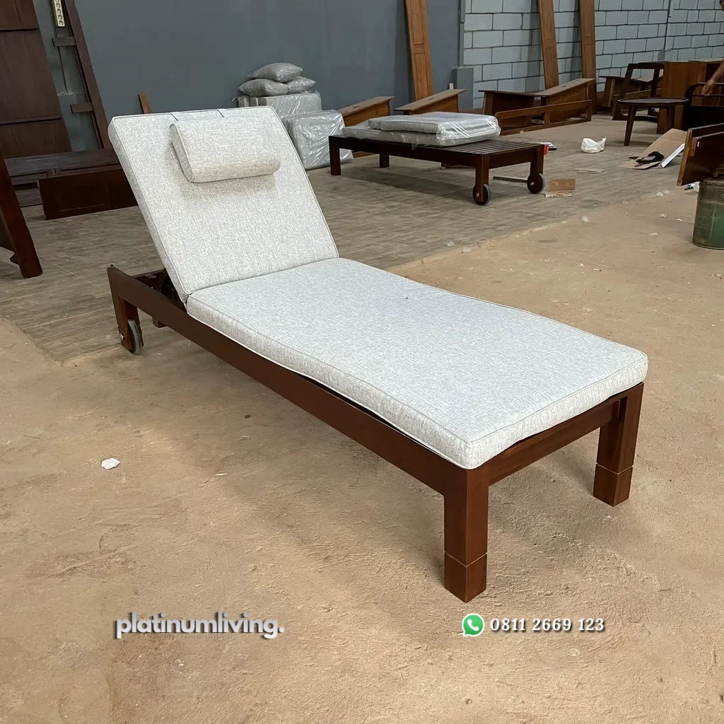 Kursi Kolam Renang Kayu Jati Roda (Teak Sunbed Lounger) 1 Kursi Kolam Renang Kayu Jati Roda (Teak Sunbed Lounger)