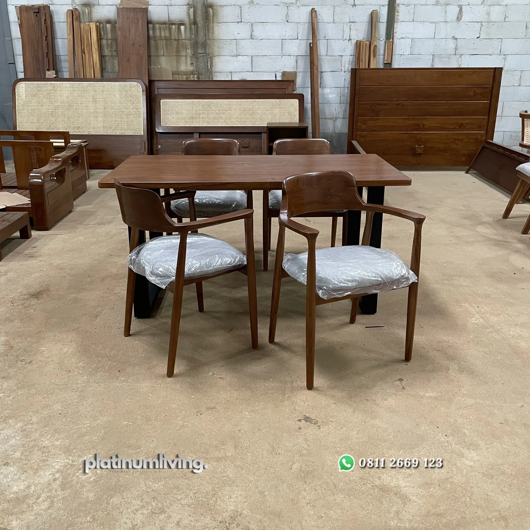 Set Meja Makan Kayu Jati Minimalis 4 Kursi Armchair (1) Set Meja Makan Kayu Jati Minimalis 4 Kursi Armchair